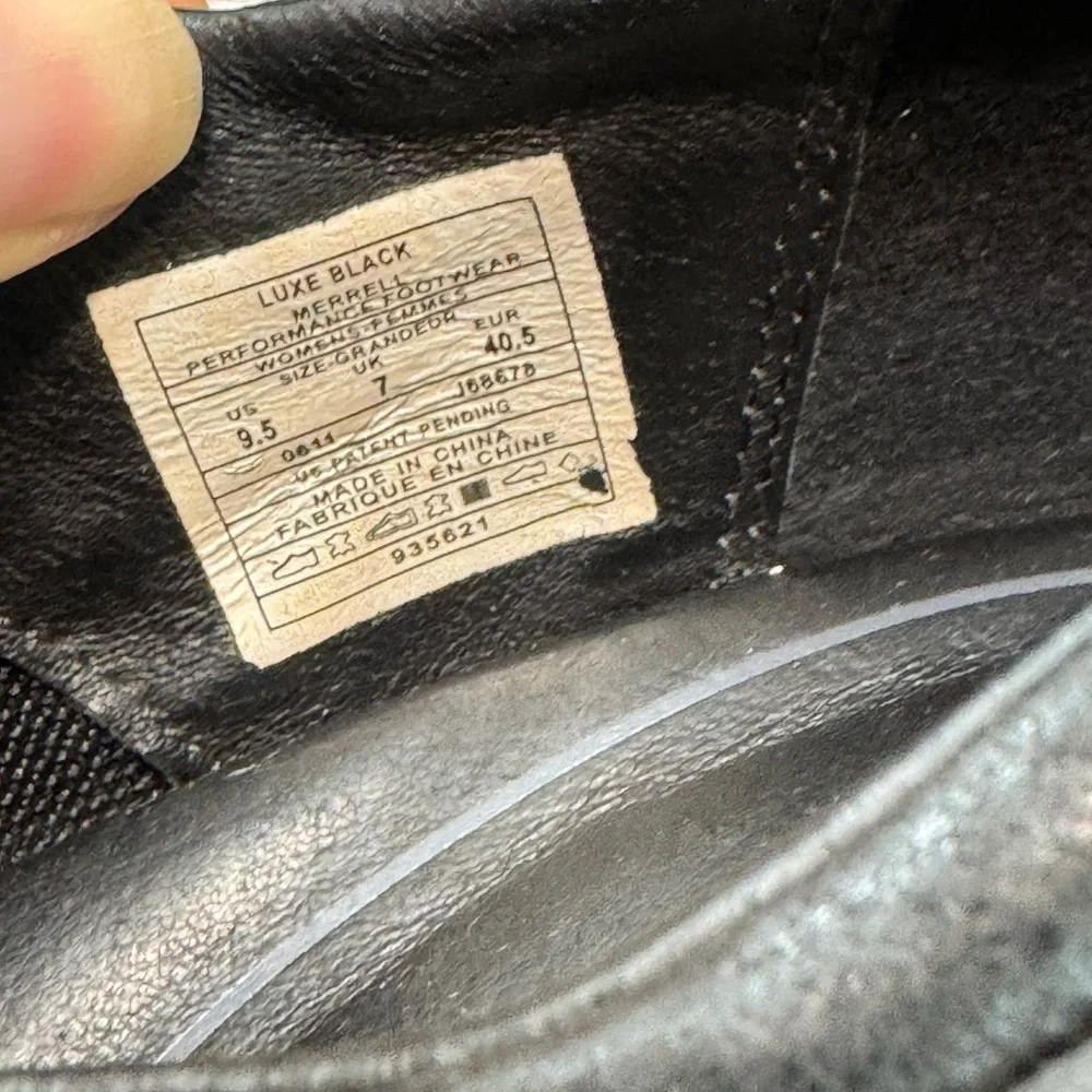 Merrell Black Leather shoes with Studded Detail woman’s 9.5 (s202)